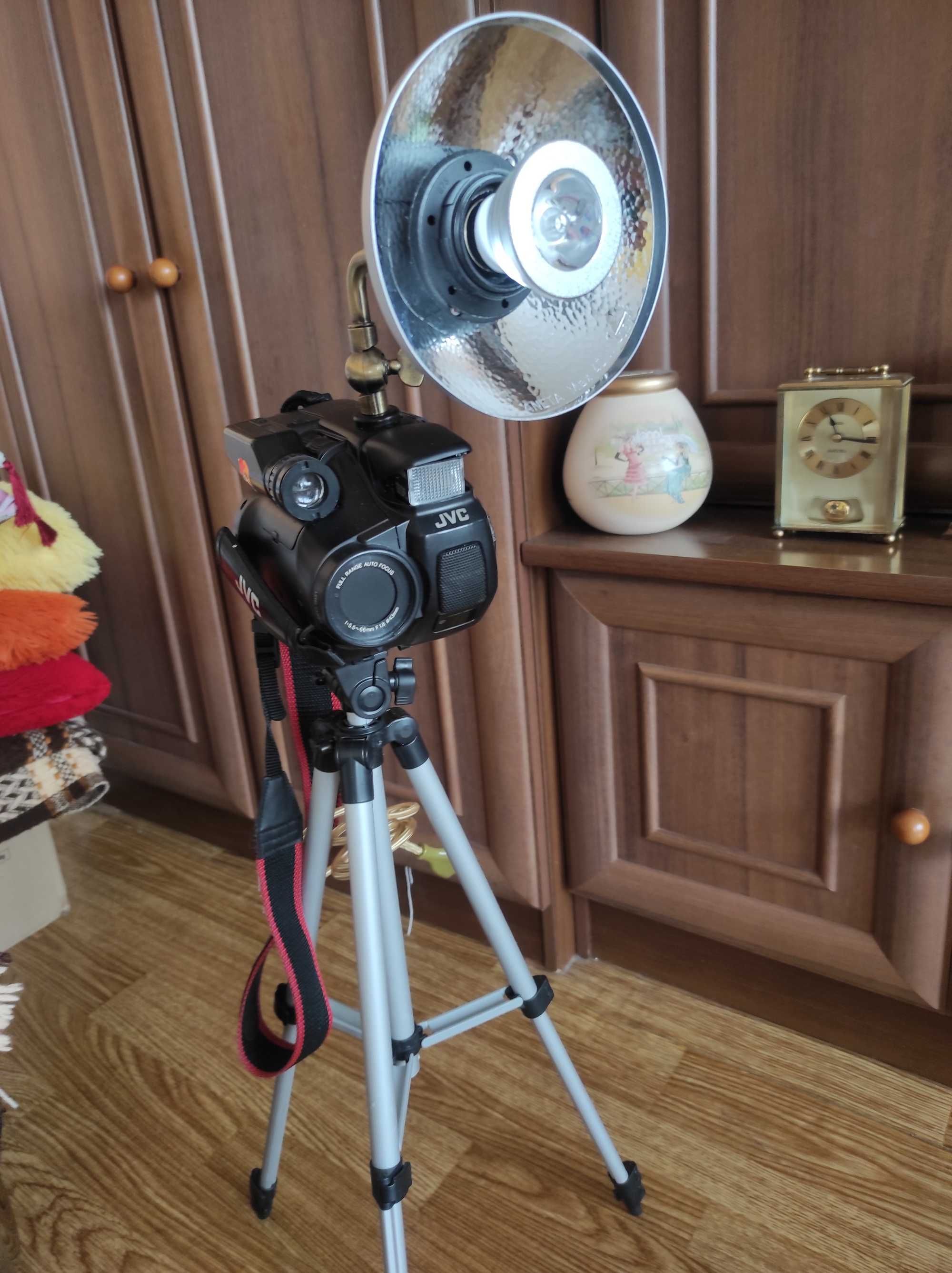 Lampa podłogowa kamera
