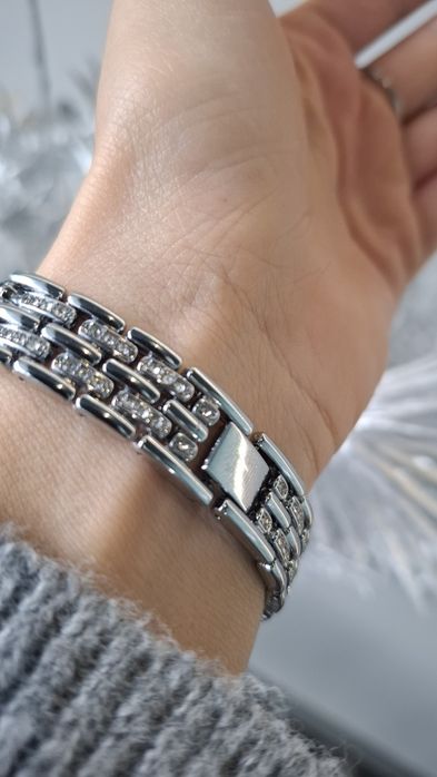 Годинник жіночий. Браслет з прикрасами