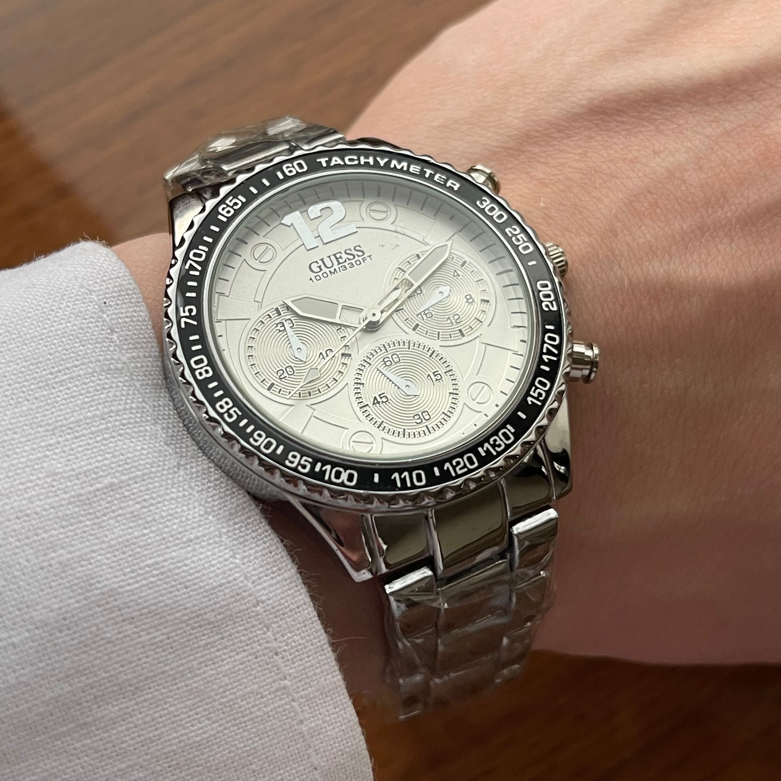 Чоловічий годинник на браслеті Guess сріблястого кольору