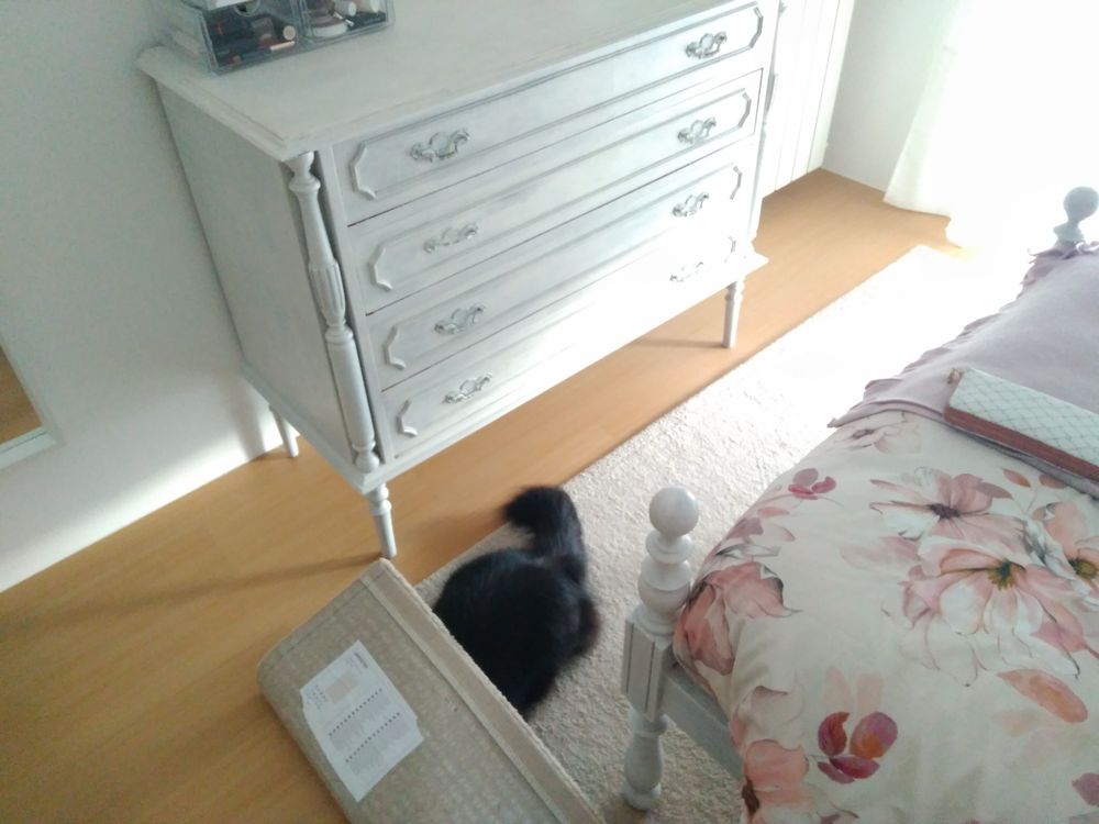 Quarto de solteiro incluindo cama, colchão, mesa de cabeceira e cómoda