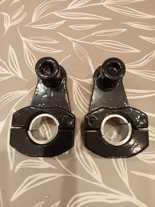 Zaciski kierownicy motocykla