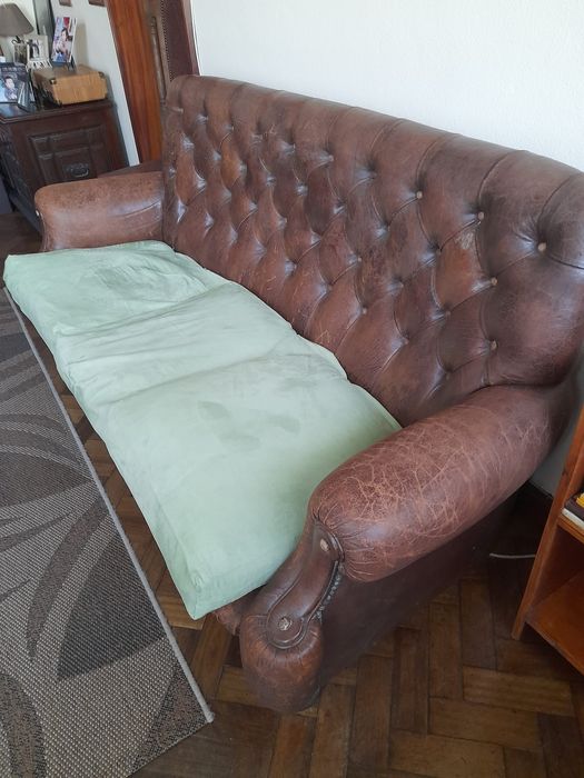 Dou sofá em pele 3 lugares, bom para restauro