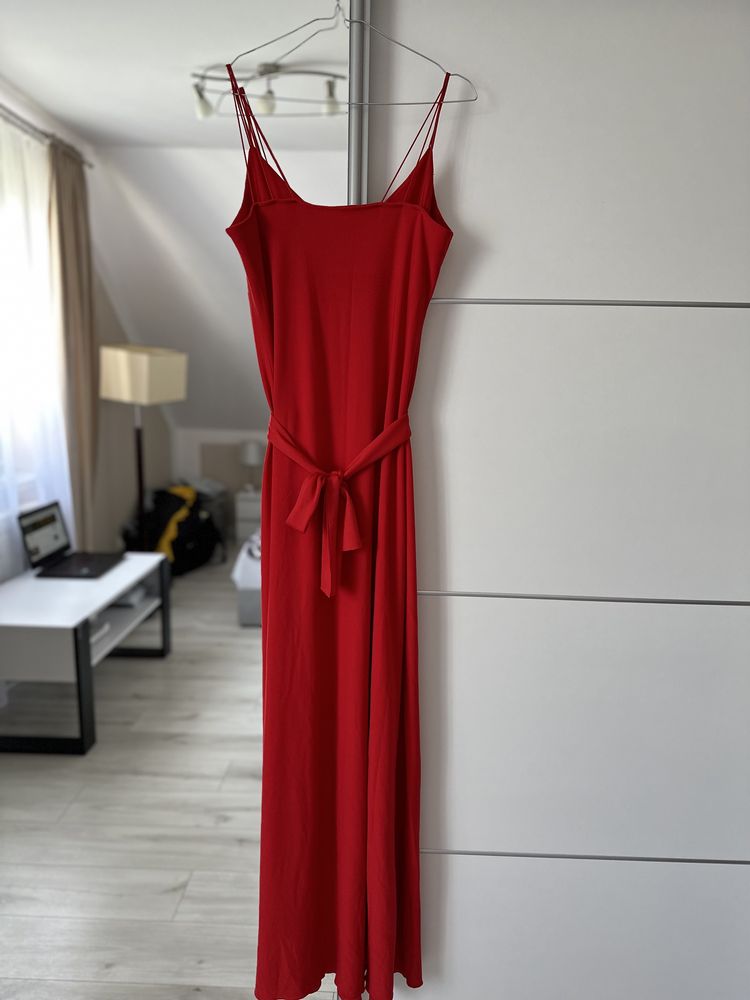 Długa dopasowana czerwona sukienka