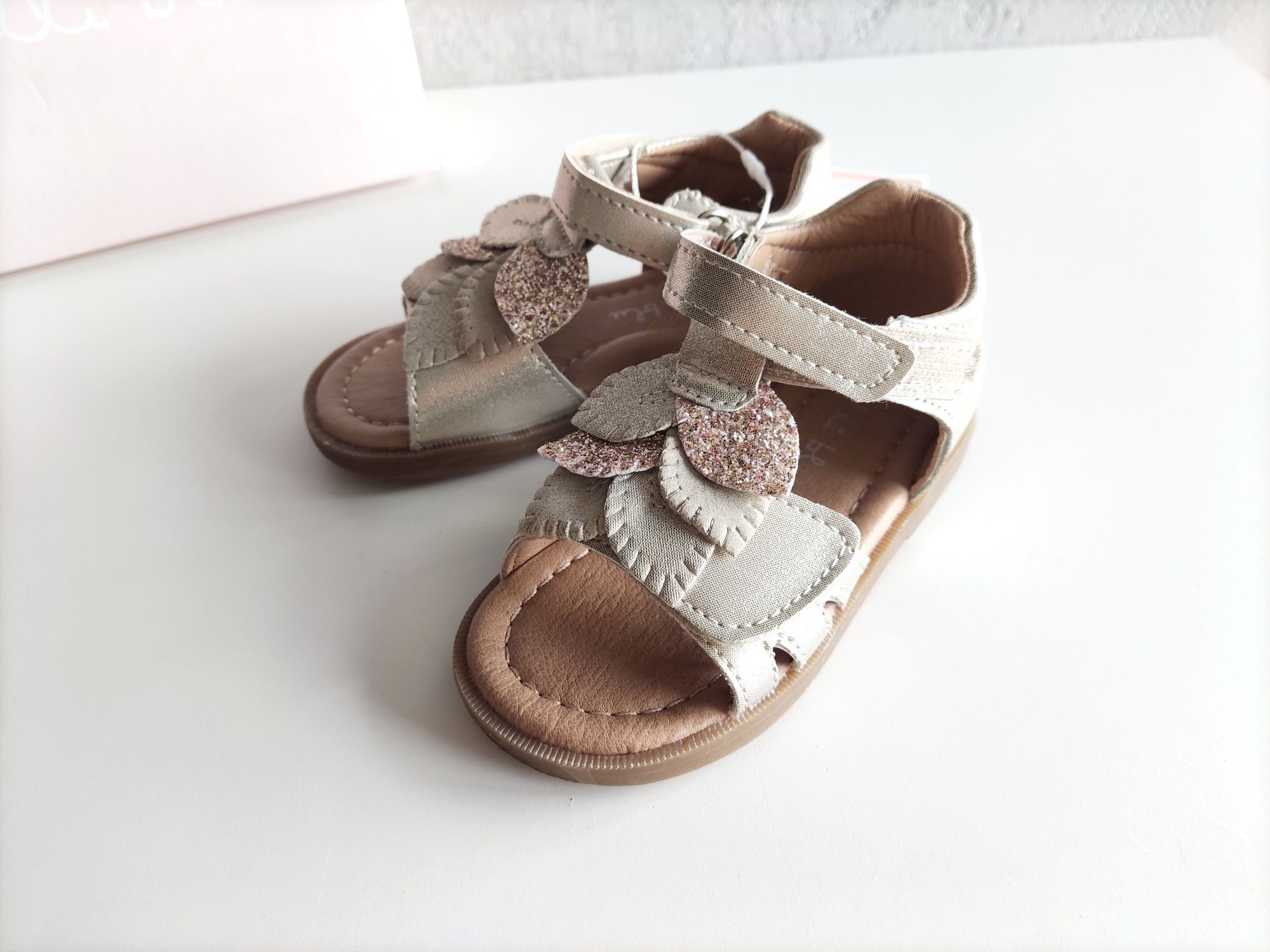 Nowe sandałki niemowlęce dla dziewczynki r.21