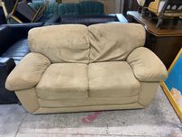 Wygodna sofa 2-osobowa – miękka, masywna, idealna do salonu lub biura