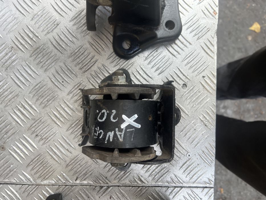 Подушка двигателя мотора коробки лансер 10 lanser x обьем 2.0 1.6 1.5