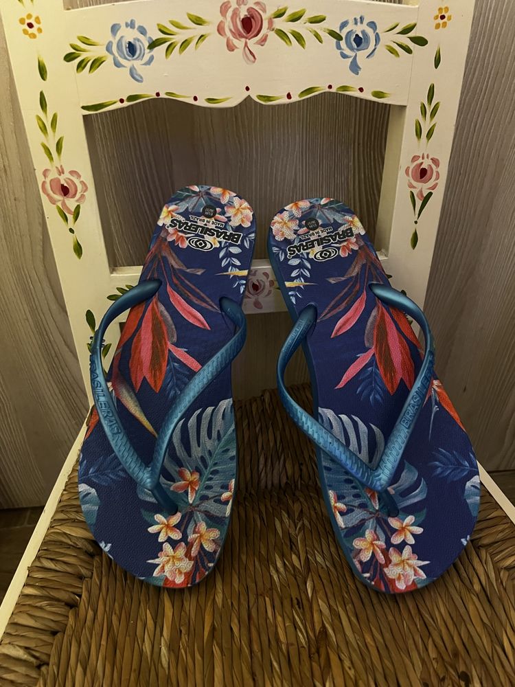 Chinelos Brasileiras azul com flores