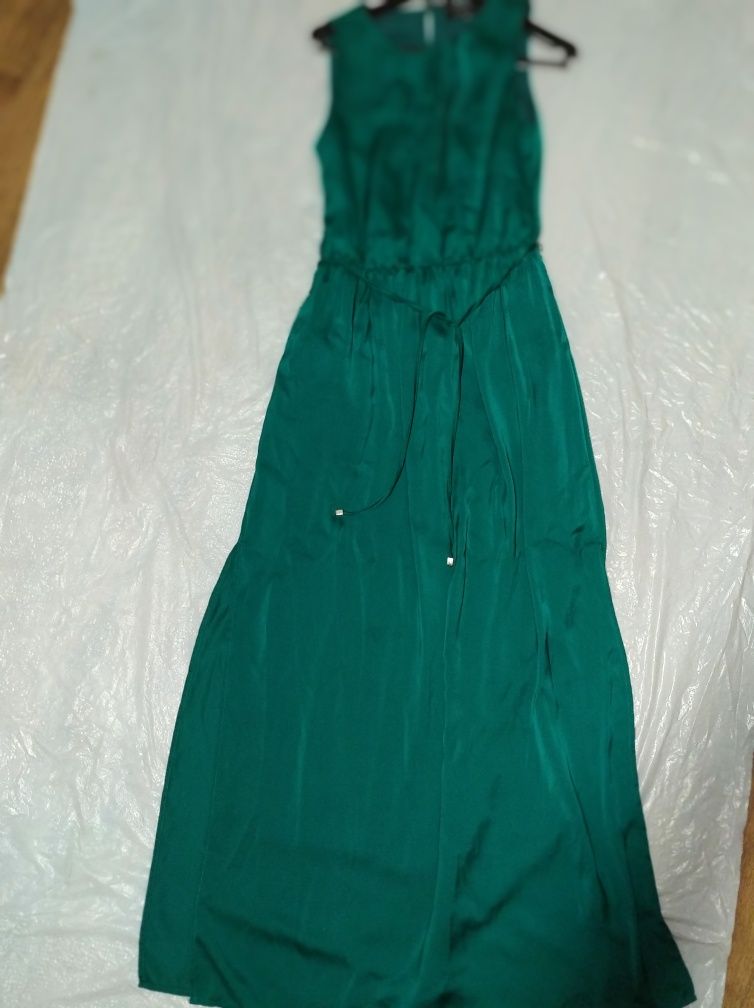 Платье изумрудного цвета в пол из лёгкой ткани.