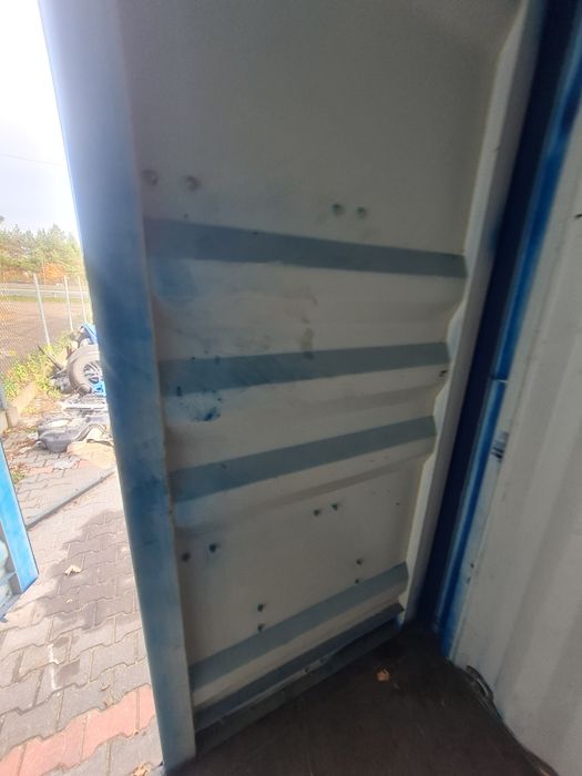 Drzwi do kontenera morskiego