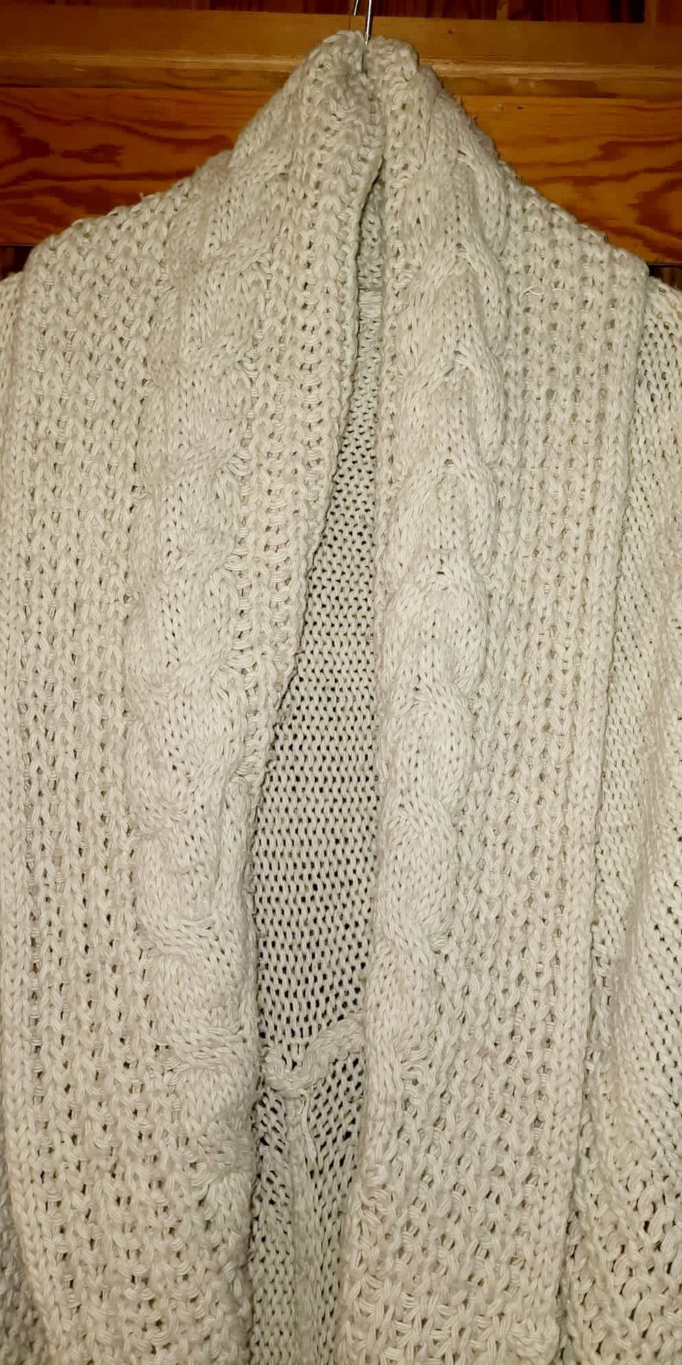 Śliczny beżowy długi sweterek o pięknym grubym splocie