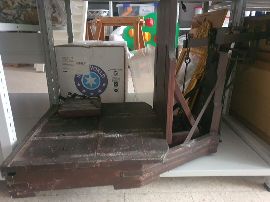 Balança décimal antiga em madeira