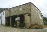 Casa secular, com área exterior, na aldeia da Açoreira