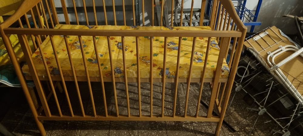 Łóżeczko dziecięce drewniane regulowane