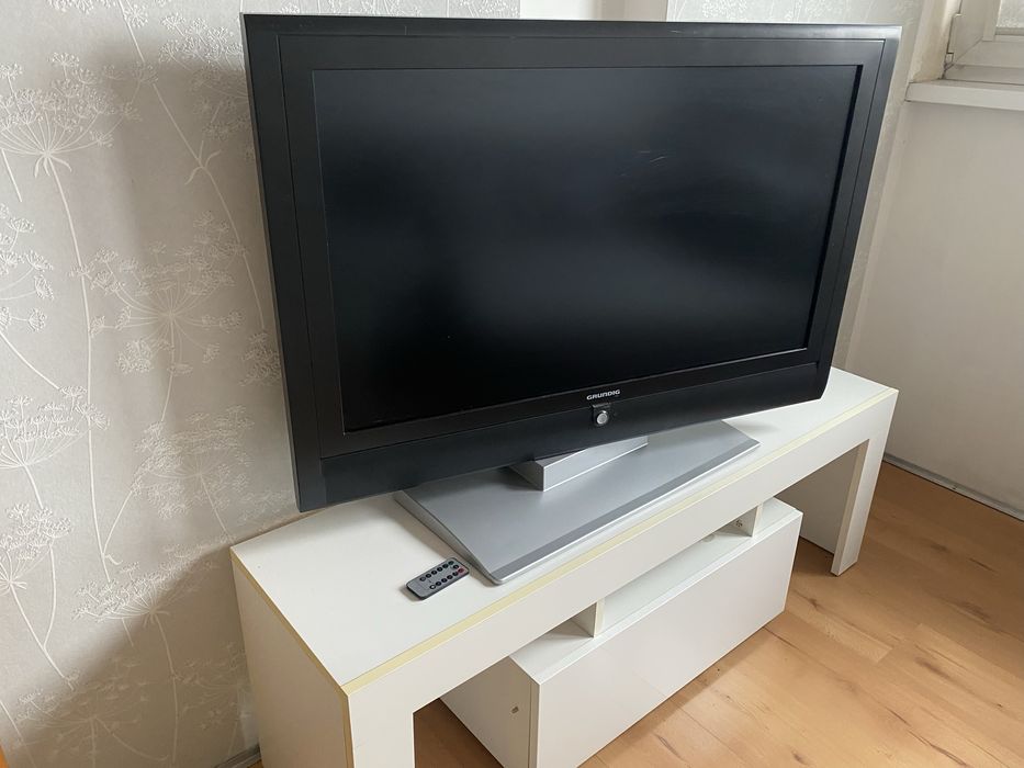 Tv z  biala szafka
