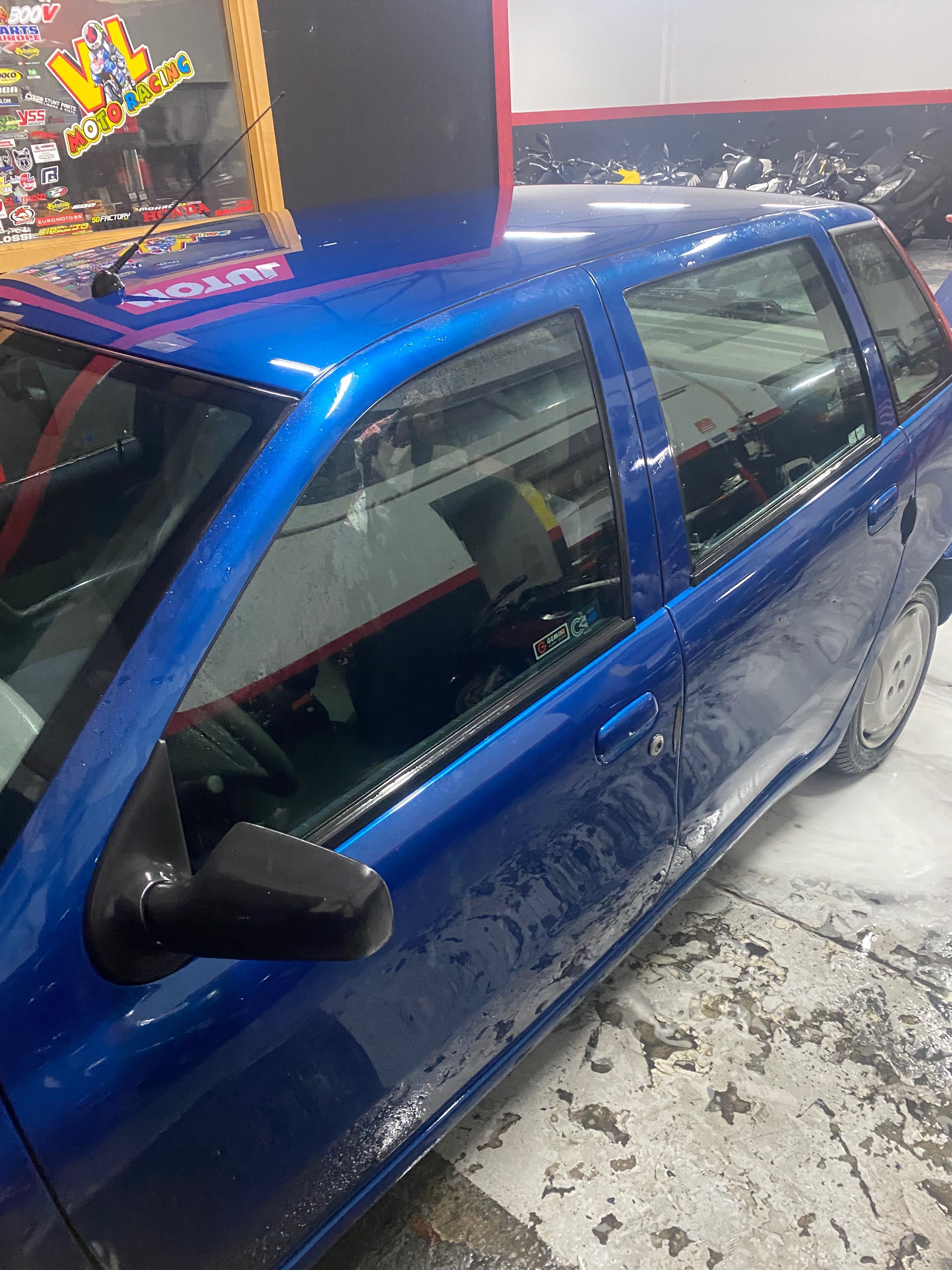 Fiat Punto em excelente estado de cor azul ano 1997
