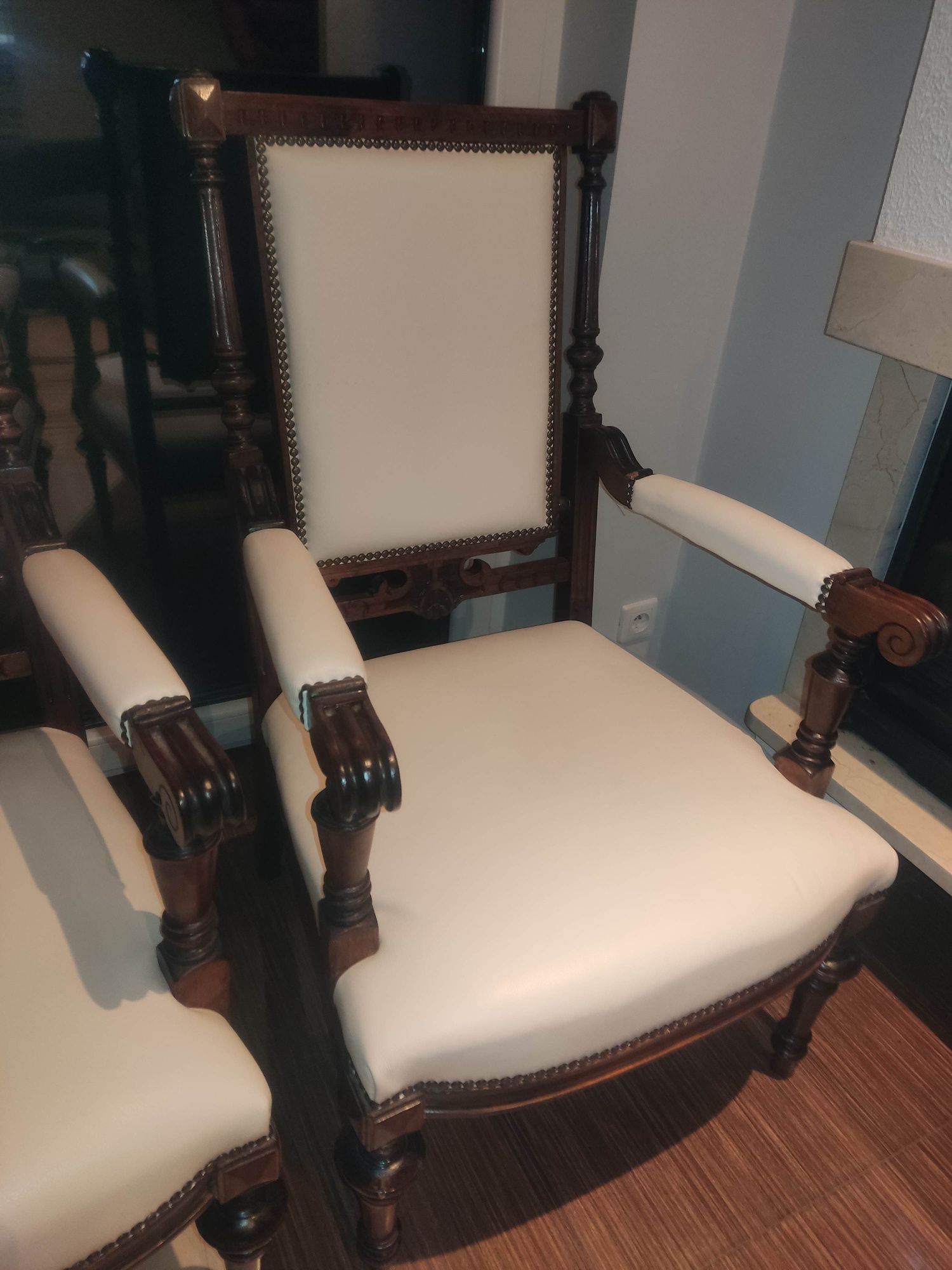 Zabytkowe odrestaurowane krzesła