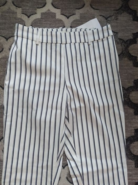Spodnie cygaretki rurki materiałowe H&M w paczki biało czarne