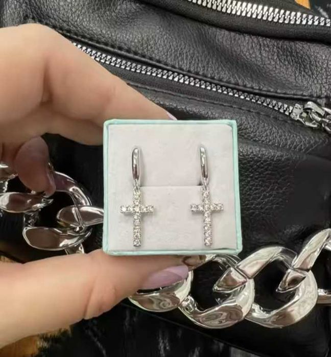 Срібні та посріблені сережки хрестики з камнями та без.