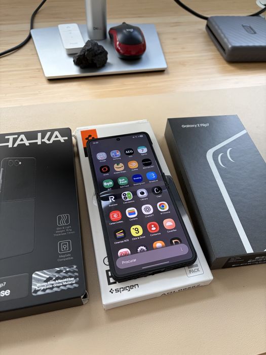 Samsung Z Flip 7 • 512GB • Como novo • C/ Capas / Proteção de Ecrã