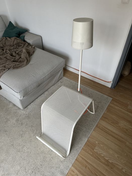 Mesa de apoio com candeeiro