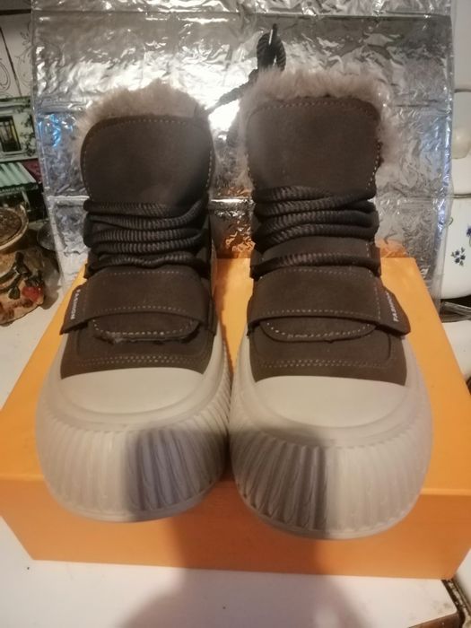 Продам женские зимние кеды,ботинки.