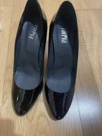 Sapatos tacão pretos