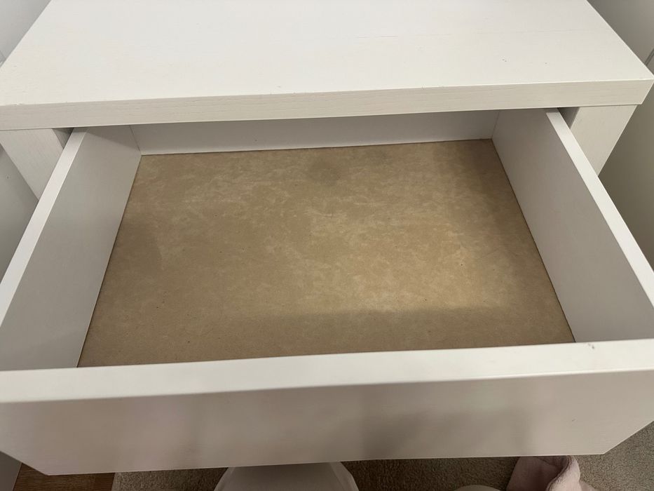 Duas mesas de cabeceira brancas