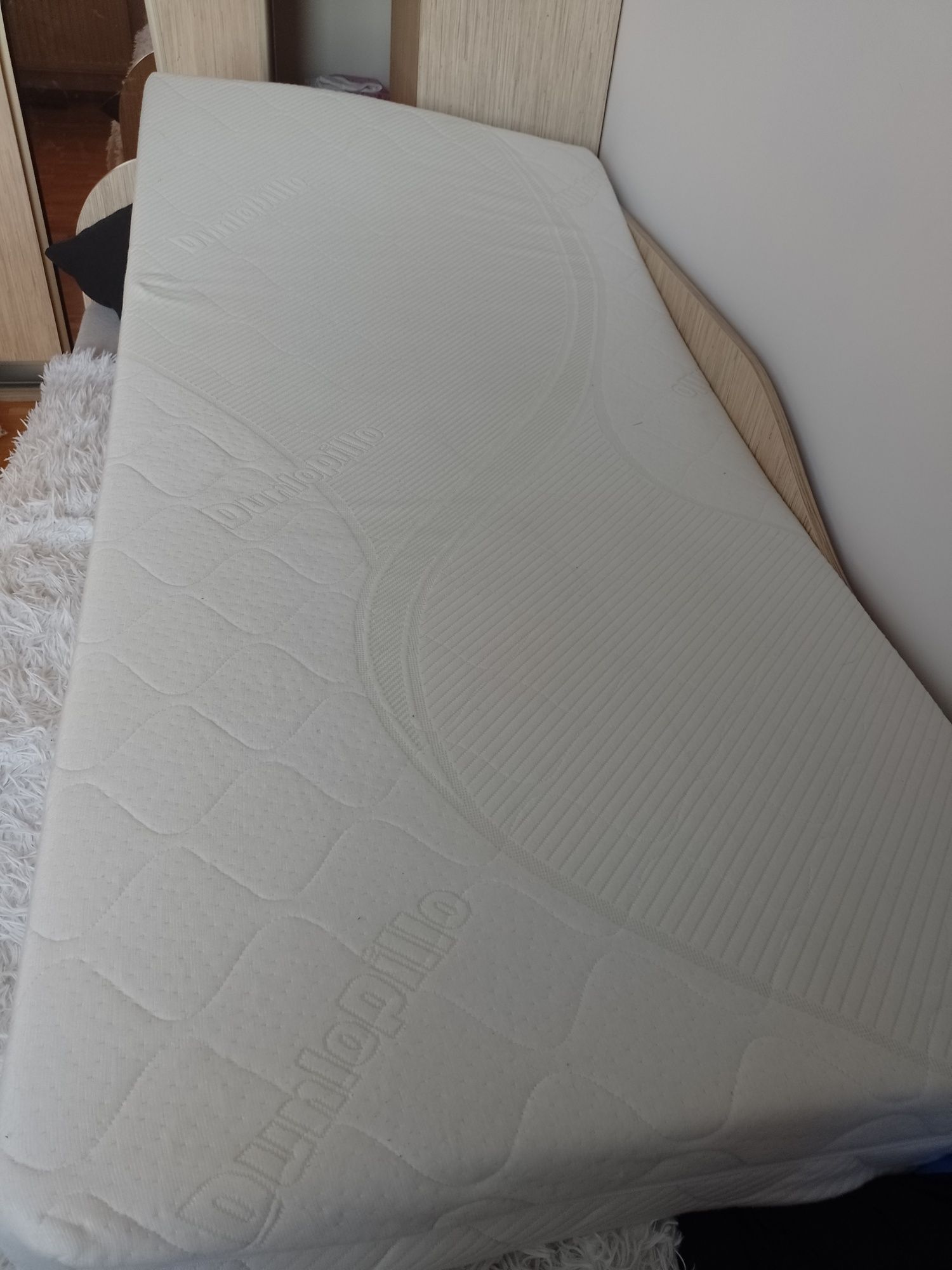 Materac z pokrowcem na zamek