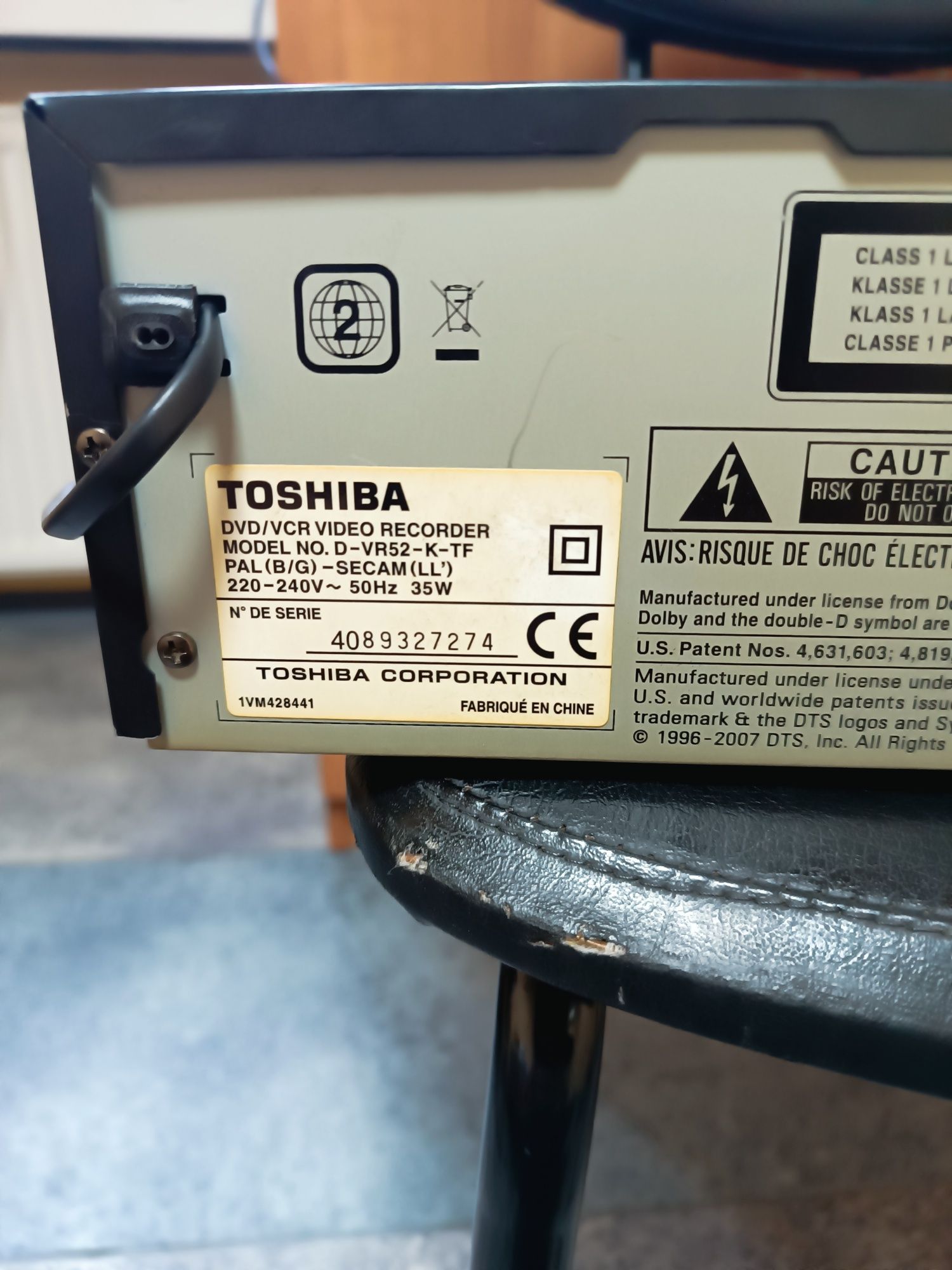 Toshiba D-VR50 VHS / DVD Magnetowid / Nagrywarka .

Widoczny na zdjęci