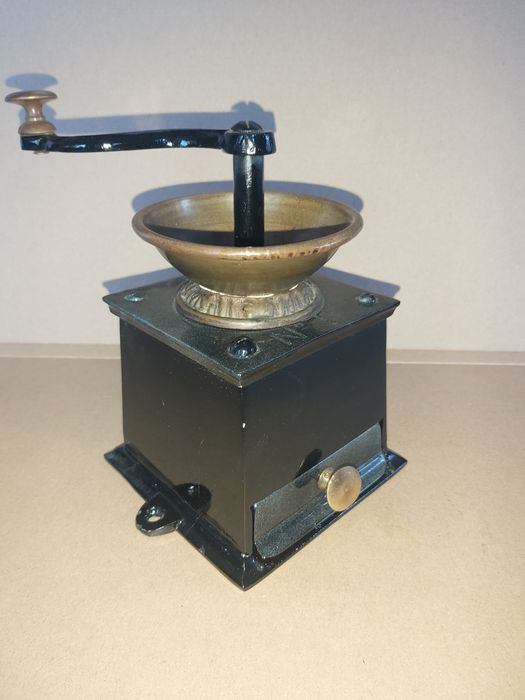 Stary młynek do kawy.