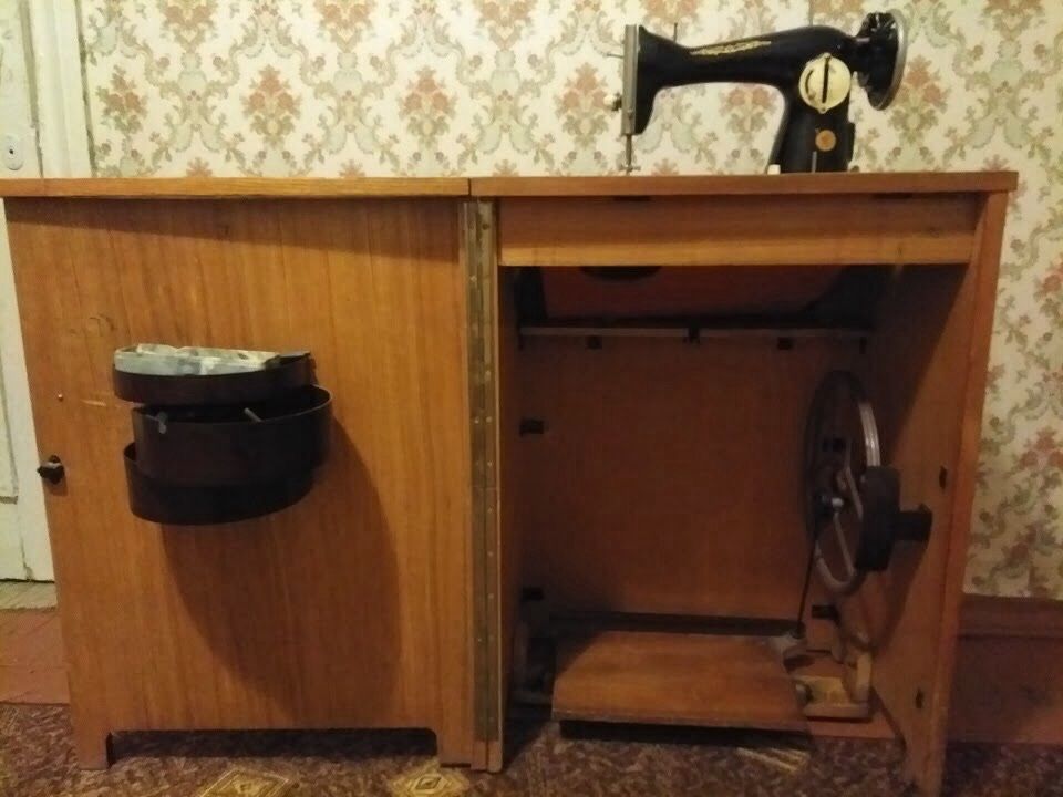 Швейная машинка СССР ножная, с тумбой, требует замены ремня