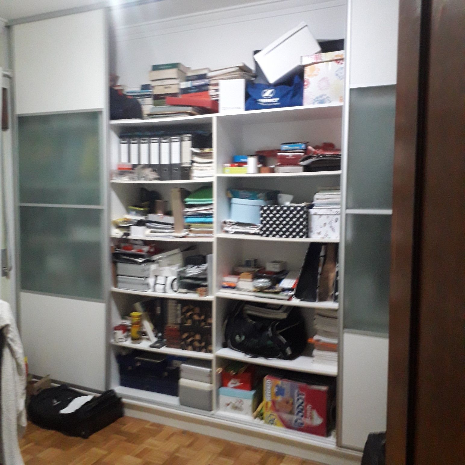 Roupeiro encastrado com portas de correr