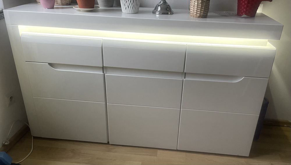 Biała komoda IRMA z oświetleniem led