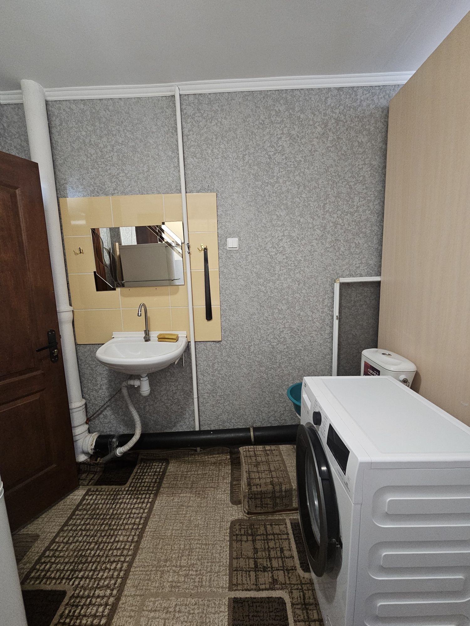 Здається кімната в гуртожитку Центр