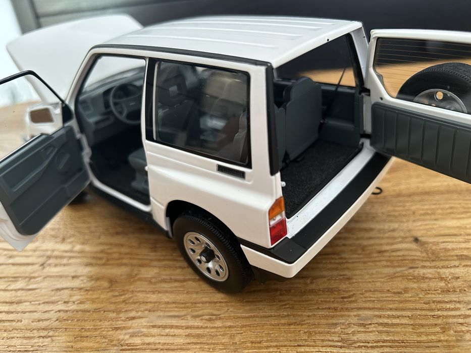 Suzuki Vitara 1:18 White LHD Dorlop jak Norev