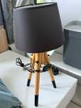 Lampa czarna na nogach w kolorze drewna wysokość 50cm