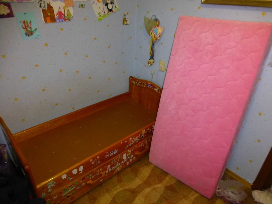 Детская кроватка с матрацем