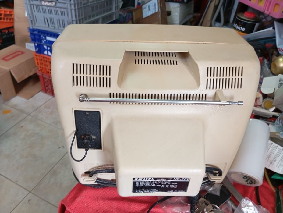 Televisão antiga pequena a funcionar