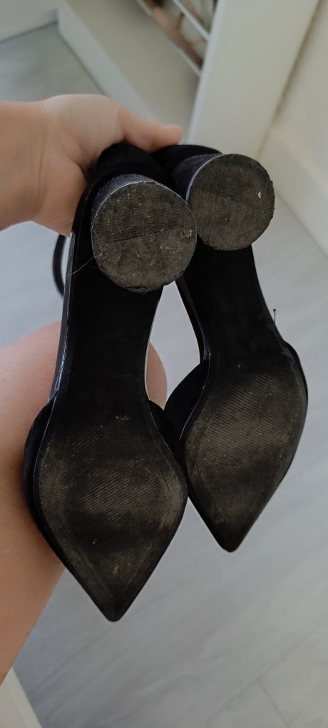 Sapatos pretos elegantes tamanho 35