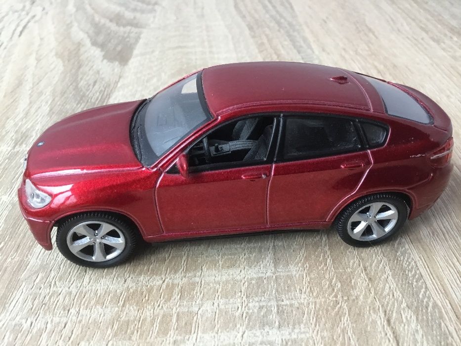 Модель автомобиля BMW X6 1:46 Saico