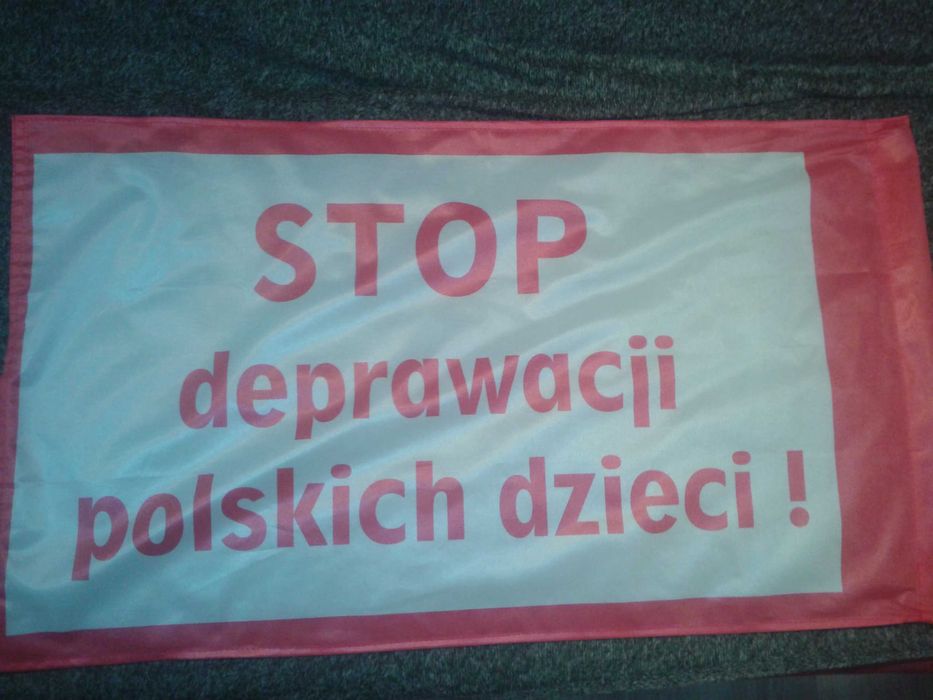 Flaga STOP DEPRAWACJI POLSKICH DZIECI rozmiar 80x50cm bez drzewca
