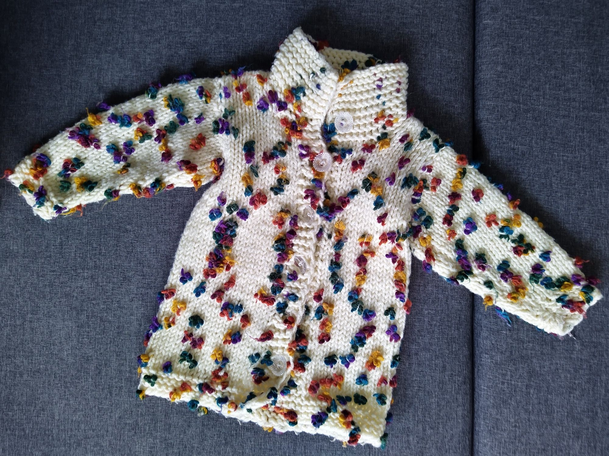 Ciepły beżowy sweter w kwiatuszki, robiony na drutach, ~ r. 122