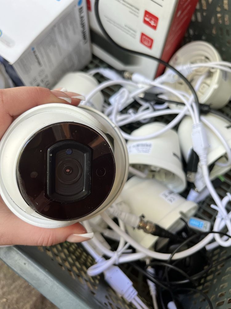 8 sztuk kamer + 1 kamera 360’ z alamem + łączenia, dysk, telewizor