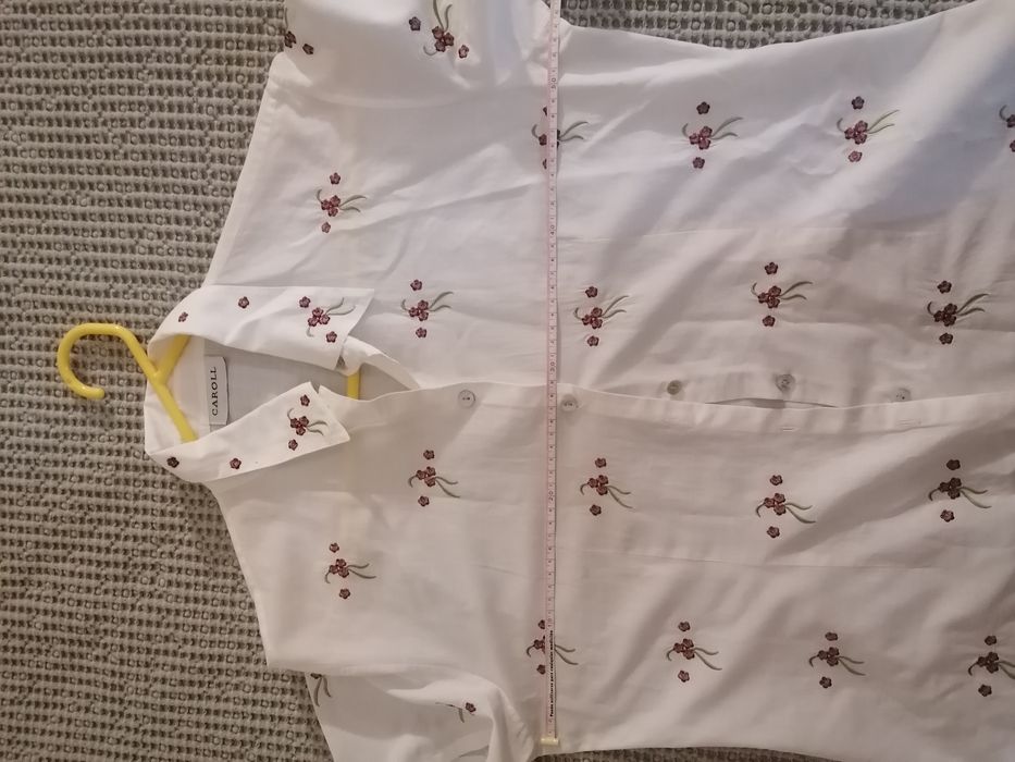 Camisa com flores bordadas
