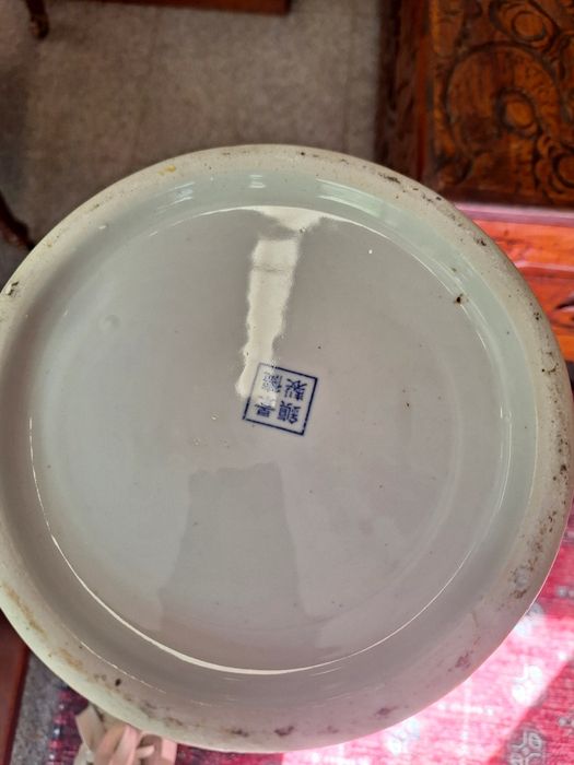 Par de Jarrões em Porcelana Azul e Branca -Motivo Dragões.