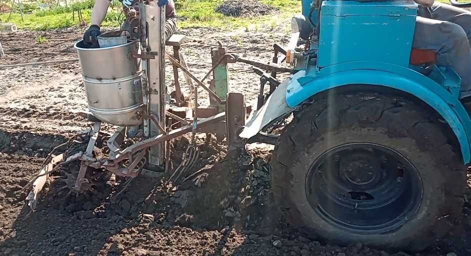 Міні трактор + плуги та причеп