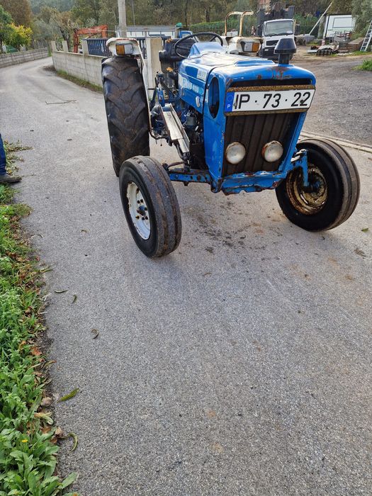 Tractor Ford 4100 com pá frontal