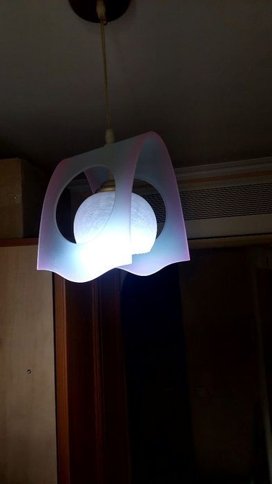 Продам люстры и плафоны