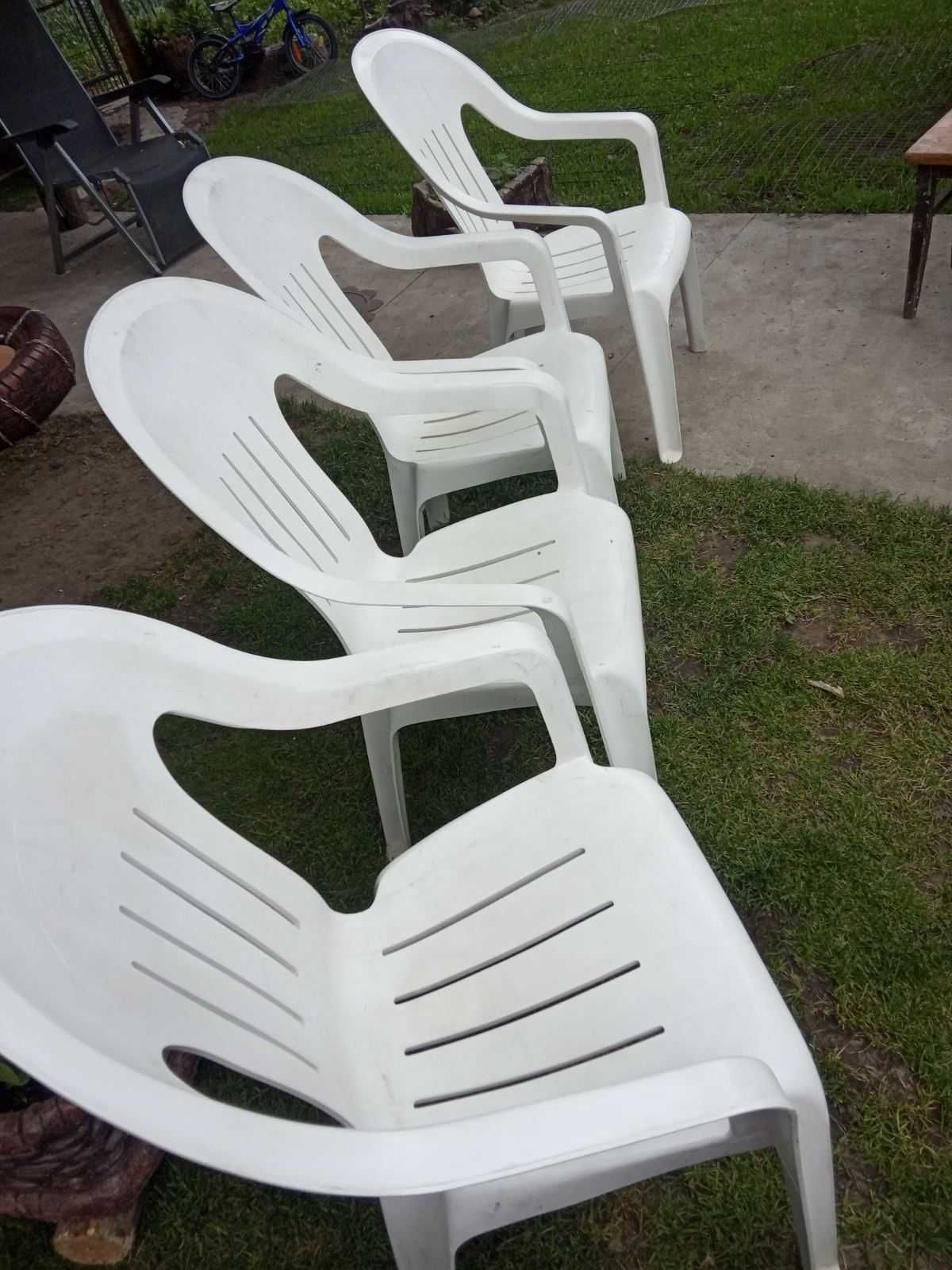 Комплект  пласмасових  крісел