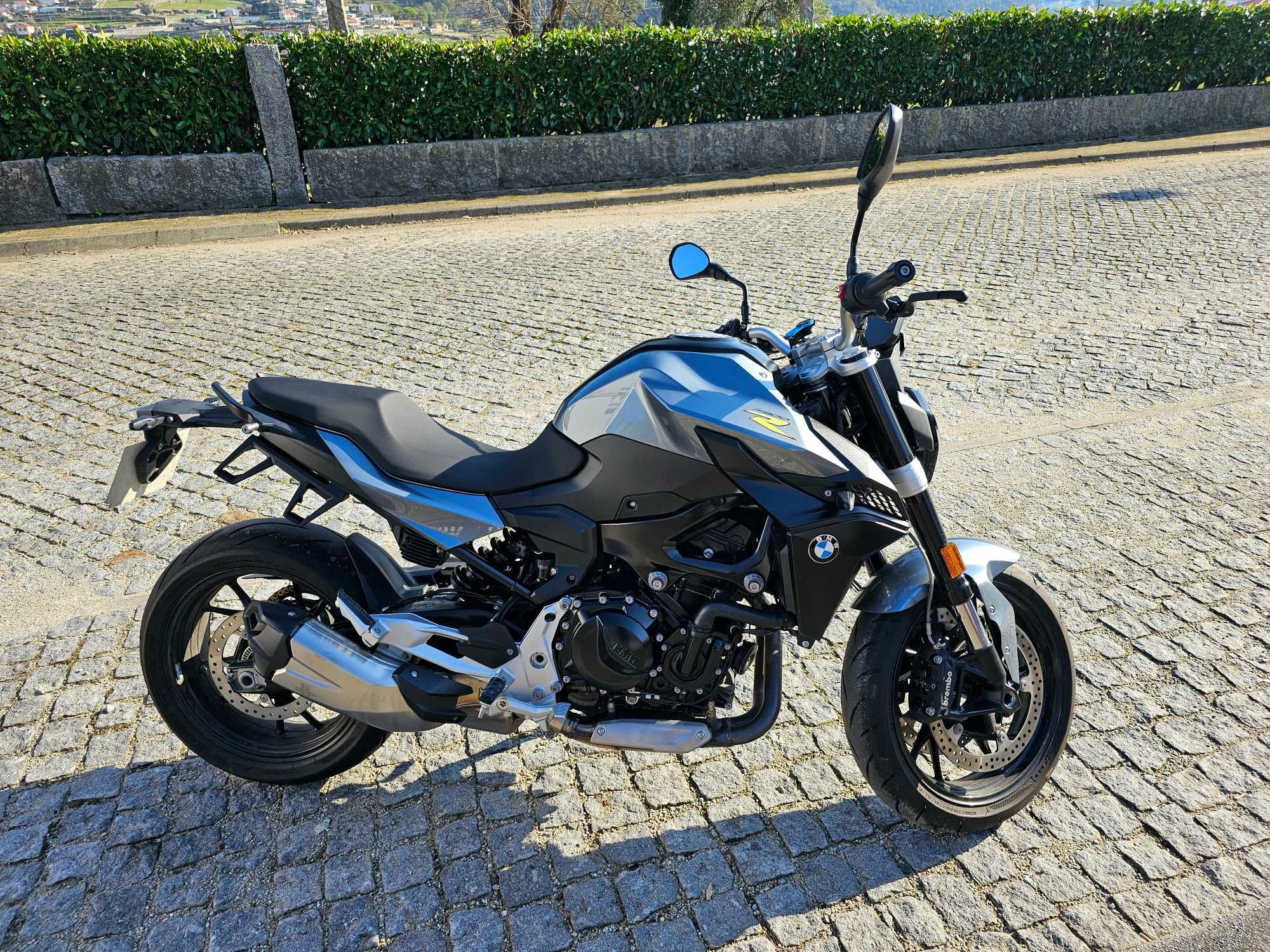 BMW F900R 2023 ABS com apenas 2.445km, extras e em condição excelente!